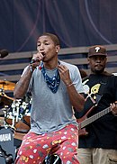 Pharrell Williams chante sur scène.