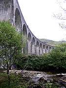 Het Glenfinnan-viaduct van onderaf.