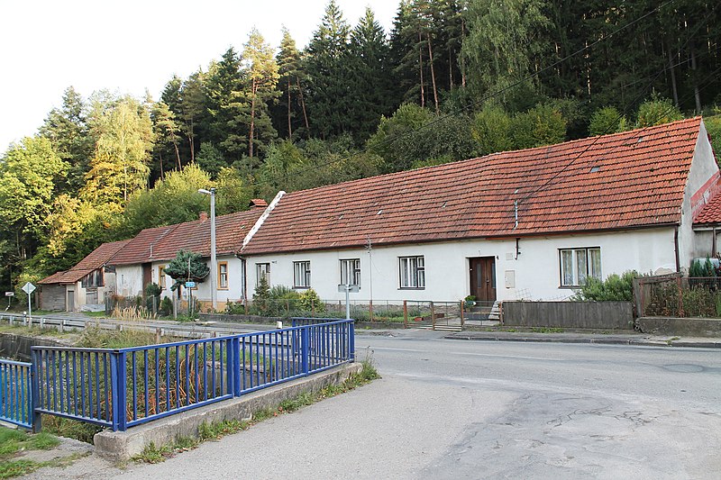 File:Nelepeč-Žernůvka, Žernůvka, domy u silnice (2013-10-05; 02).jpg