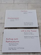 Neues Rathaus — Hinweisschilder zum Glockenspiel