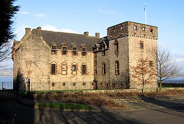 The mansion's main entrance is in its east wing Newark Castle from sw.jpg