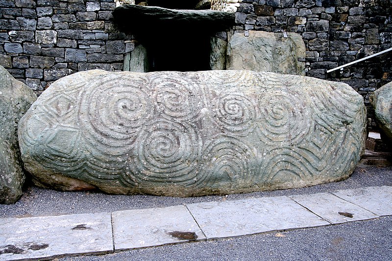 File:Newgrange piedra de entrada.jpg