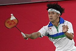 fotografi av en fokuserad badmintonspelare