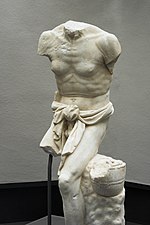 Pescador idoso, torso de mármore, cópia romana do original de 220-200 AC, AM Syracuse, 121492.jpg