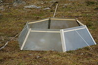 Miniväxthus (Open-top chamber) som ökar tundrans temperatur 2-6 grader.