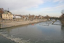 Ruderkanal neben der Insel, im Hintergrund das Negrelli-Viadukt