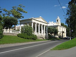 Entrada do parque com pavilhão "Três Graças"