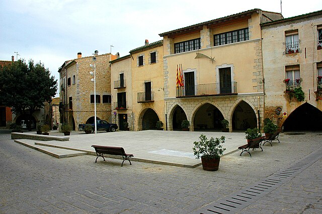A Plaza Mayor de Peralada, con a Casa d'a Villa