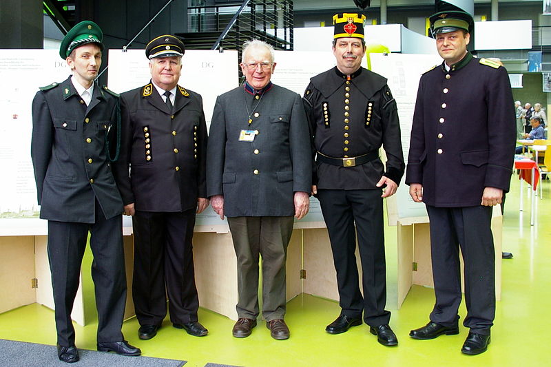 File:Personen in traditionellen Uniformen auf dem 10. Markt für Dresdner Geschichte und Geschichten.JPG