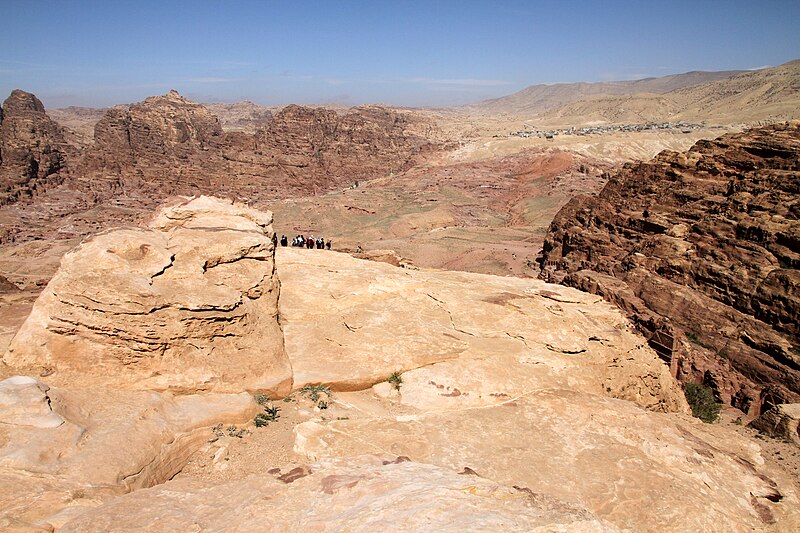 File:Petra-Opferplatz-14-Aussicht-2010-gje.jpg