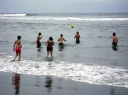 חוף פיצ'ילמו מוכר הודות לתחרויות גלישת הגלים שנערכות בו