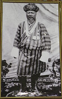 Photo du roi Gongsar Ugyen Wangchuck à l'aéroport international de Paro