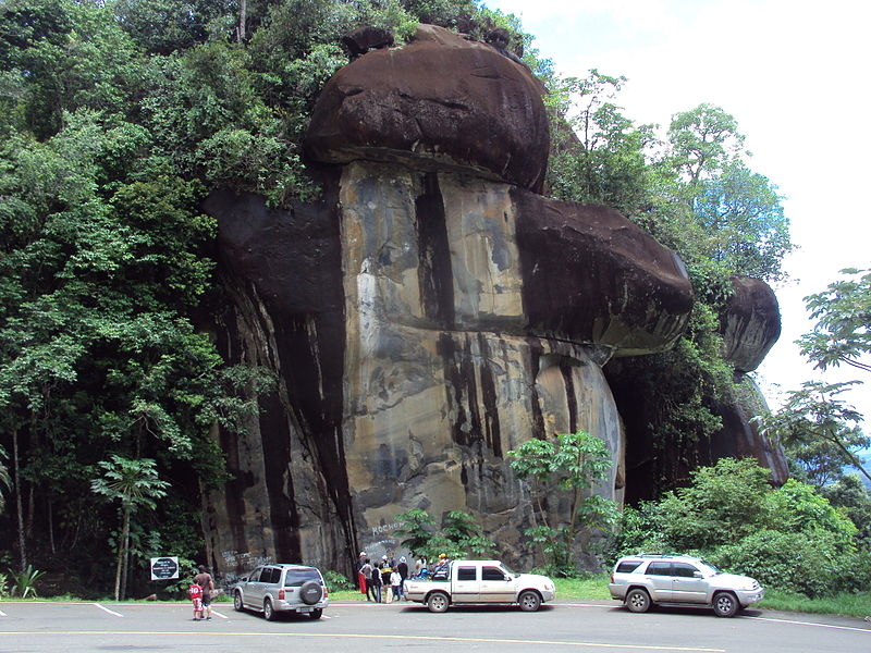 File:Piedra de la Virgen la Milagrosa.jpg