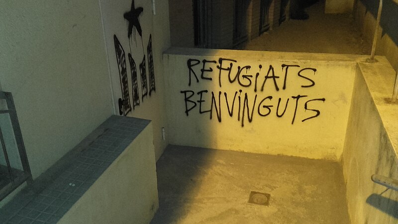 Fitxer:Pintada de benvinguda als refugiats. St Cugat del Vallès.jpg