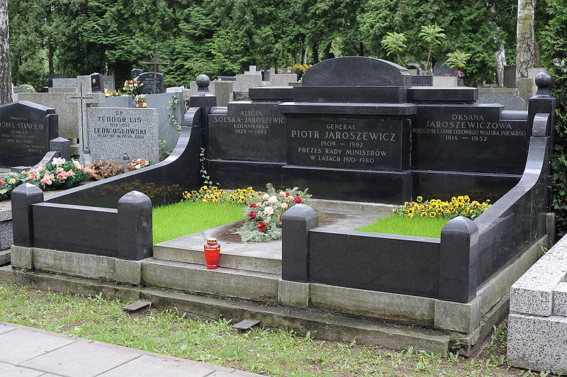 File:Piotr Jaroszewicz grave.jpg