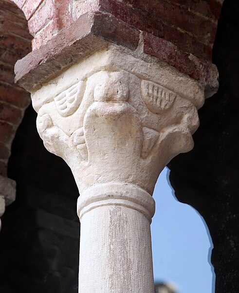 File:Pisa, cappella di sant'agata (dopo i restauri del 2022), esterno 05 capitello 3.jpg