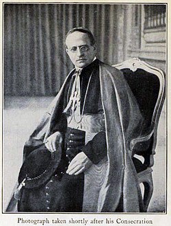 Achille Ratti, pouco depois da nomeação como Arcebispo de Milão.