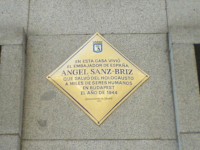 Placa conmemorativa en honor a Ángel Sanz-Briz en Madrid