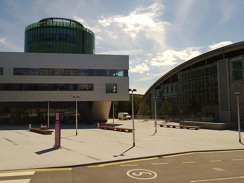 File:Plaza at The Robert Gordon University 1.jpg