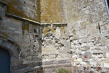 Traces d'éclats d'obus de la Première Guerre mondiale sur la base du clocher.