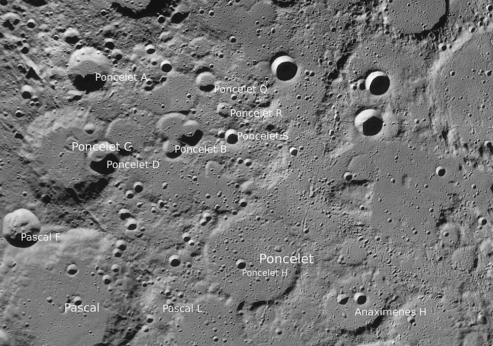 Кратер на луне в честь. Лунный кратер Анаксимен. Кратер Паскаль. Кратер на Луне Паскаль. Циолковский (лунный кратер).