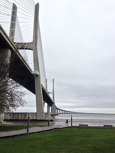 File:Ponte Vasco da Gama (12157943475).jpg