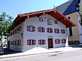 Denkmalgeschütztes Bauernhaus neben der Kirche