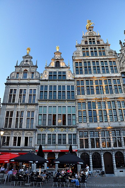 File:Protected monuments in Antwerp 'Ambachtshuis de Mouwe' (alternative names; 'de gulde Mouwe' or 'het Cuypershuys' in the center, and at its left; 'Burgerhuis Witten Engel', and at its right; 'Huis Spaengien' (13 September 2016, 19;45PM).jpg