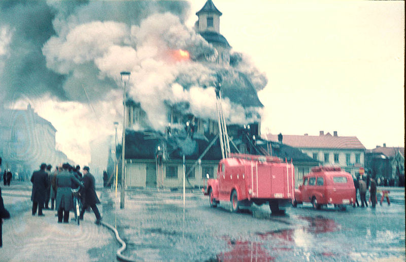 File:Rådhuset i Lidköping brinner.jpg