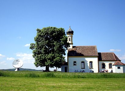 天线附件的赖斯廷圣约翰朝圣教堂（德语：St. Johannes der Täufer (Raisting)）