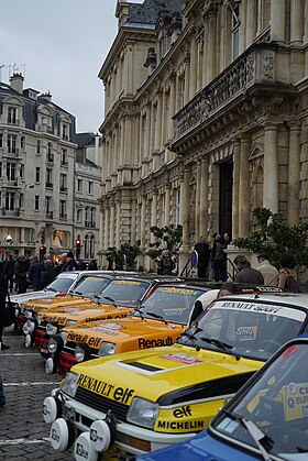 Présentation des véhicules devant la mairie de Reims