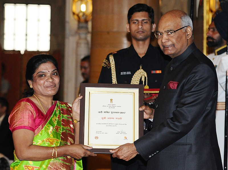 File:Ram Nath Kovind presenting the Nari Shakti Puruskar for the year 2017 to Ms. Jayamma Bandari, Hyderabad, Telangana, at a function, on the occasion of the International Women’s Day, at Rashtrapati Bhavan, in New Delhi.jpg