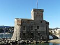 Vista laterale del castello di Rapallo, Liguria, Italia