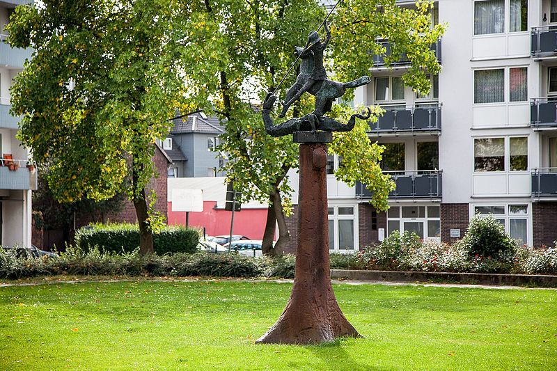 File:Rathausplatz Hattingen, Drachentöter-Skulptur.jpg