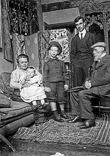 Jean Renoir (in der Bildmitte) als Junge im Rahmen seiner Familie, ca. 1902–1903