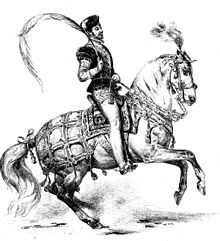 Gravure d'un homme élégant à cheval tenant une longue plume à la main