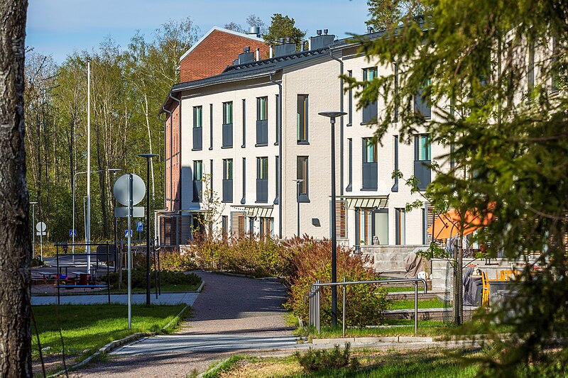 File:Residential of Ruususenrinne 6 in Roihuvuori, Helsinki, Finland, 2022 May.jpg