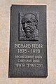 Pamětní deska Richarda Federa u vstupu na Židovský hřbitov v Brně