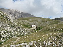 Il rifugio Giuseppe Garibaldi al centro della valle.