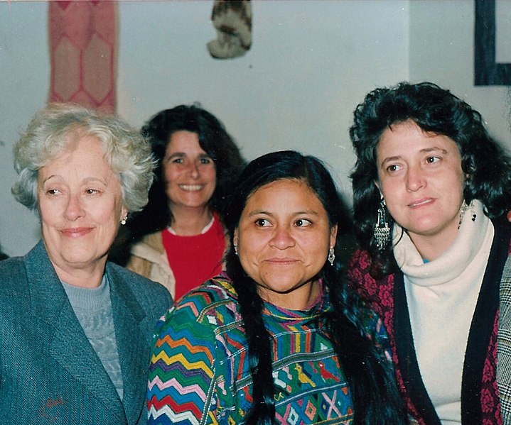 File:Rigoberta con Lomban y Ana Gonzalez.jpg