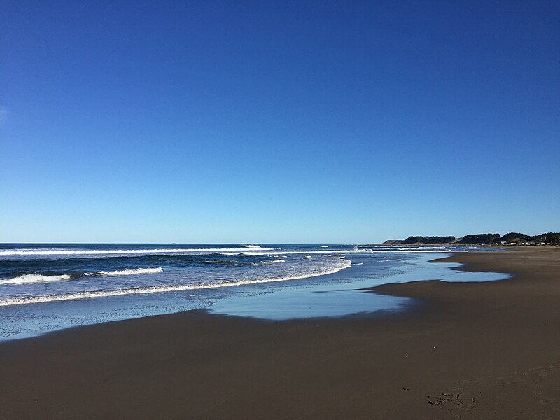 File:Riversdale Beach Waves.jpg