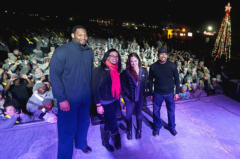 File:Robert Horry, Jordan Sparks, Minka Kelly and Nephew Tommy at Camp Buehring, Kuwait, Dec. 14, 2011.jpg