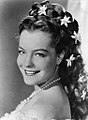 Die Schauspielerin Romy Schneider spielte Elisabeth um das Jahr 1955 in den berühmten „Sissi“-Filmen und wurde dadurch selbst berühmt.