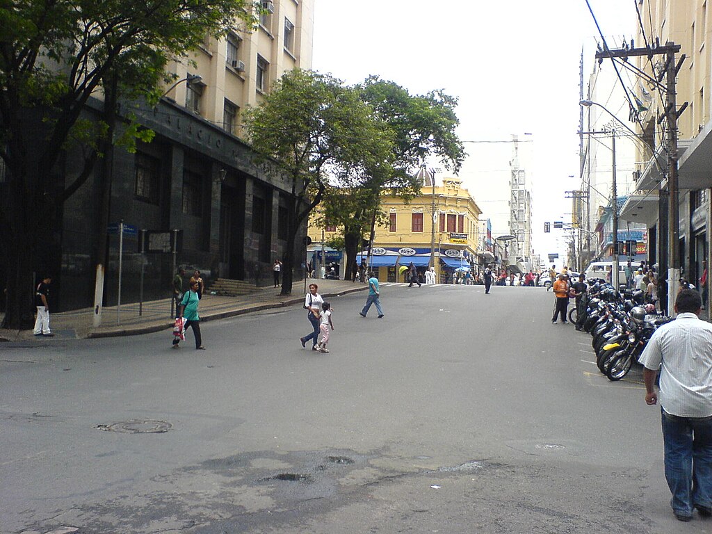 File:Rua Jose Paulino passando atraz do Forum - panoramio.jpg - Wikimedia  Commons