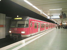 2004: S-Bahnzug 420 Baujahr 1978. Die Deckenverkleidung ist noch nicht demontiert und die Zuganzeige noch nicht erneuert.