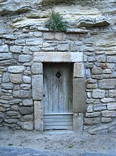 Remise à outils creusée dans le rocher de Saignon.