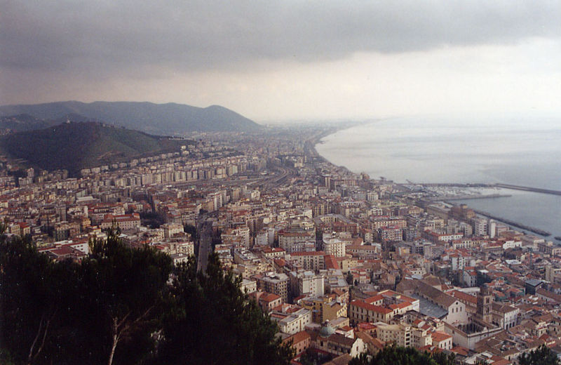 صورة:Salerno looking S from hill.jpg