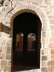 Puerta de acceso a la iglesia alta desde el claustro.