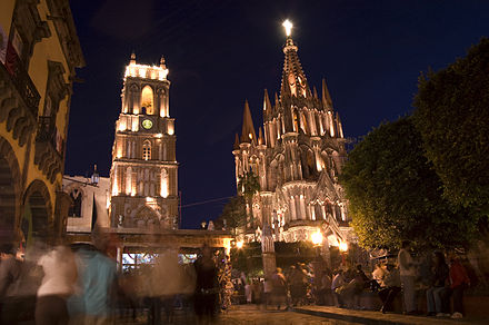 Parroquia San Miguel Arcángel at night