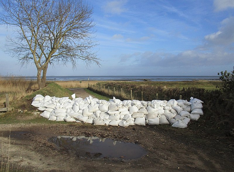 File:Sandsække Waaswai Nebel på Amrum.jpg